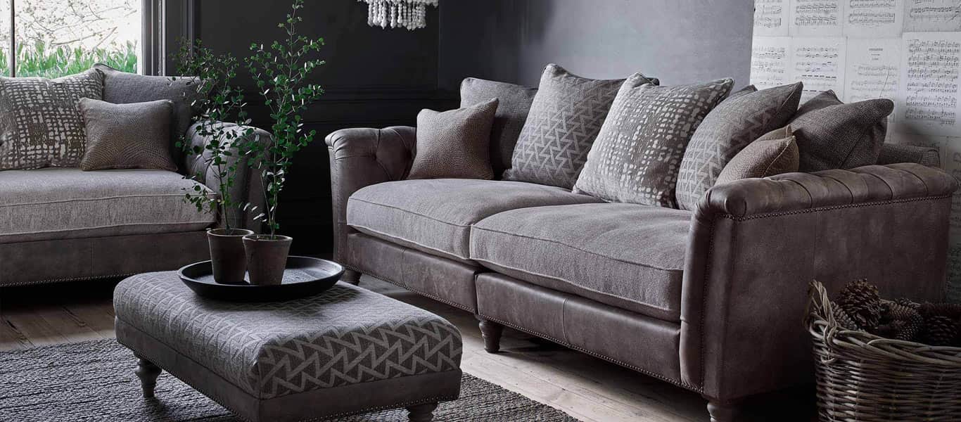 фотография части комнаты с мягкой мебелью