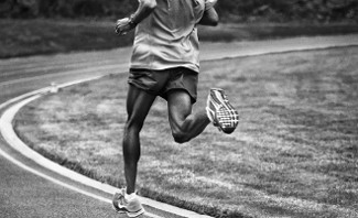 фотография бегущего по стадиону