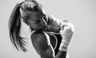 фотография занимающейся спортом девушки